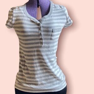 🦄 𝅺So Gray and White Striped Cap Sleeve Top Size Juniors Large